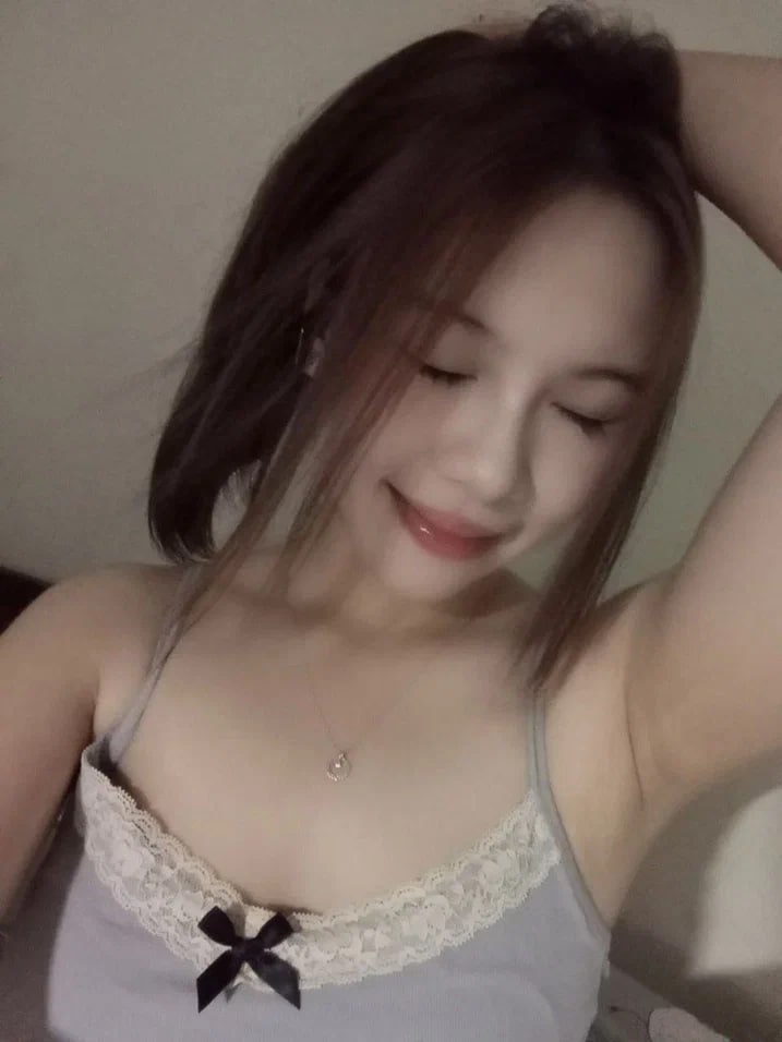 Cô nữ sinh siêu ngoan ngoãn để cậu bé dạy mình, nhẹ nhàng liếm con cặc to, chơi đùa với bộ ngực và sờ mó vào âm hộ của mình, ngoan ngoãn và phát ra những tiếng động bẩn thỉu, đụ âm hộ và hậu môn của mình, đau lắm...